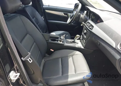 2013 Mercedes-Benz C 250 Sport z USA, uszkodzony, nr VIN WDDGF4HBXDR268068